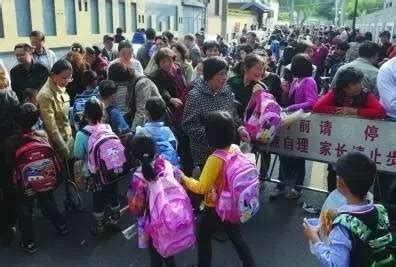 汉台这两所学校门口增设接送学生限时停车位 - 汉中市汉台区人民政府