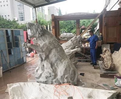 玻璃钢雕塑翻模后的打磨 - 杭州假山塑石公司