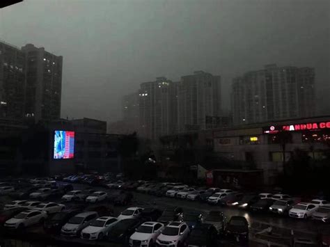 郑州突降暴雨！公交临时停靠路边，部分飞机航班取消