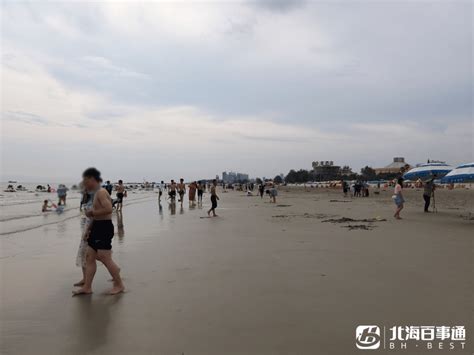 潮水上涨游客被困礁石，消防员身着救生衣营救_凤凰网视频_凤凰网