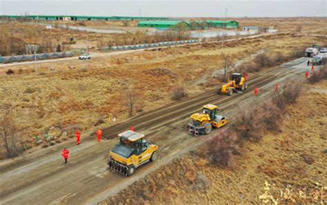 武威市人民政府 图片新闻 甘肃天马公路建筑工程有限公司工人在S308线进行养护工程施工