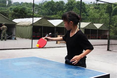 图文：一位小学生正在打乒乓球_新闻中心_新浪网
