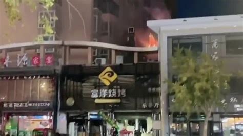 烧烤店爆炸事故目击者：有人从二楼跳下