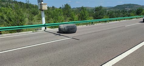 危险，超大轮胎掉落高速公路！-宁夏交警