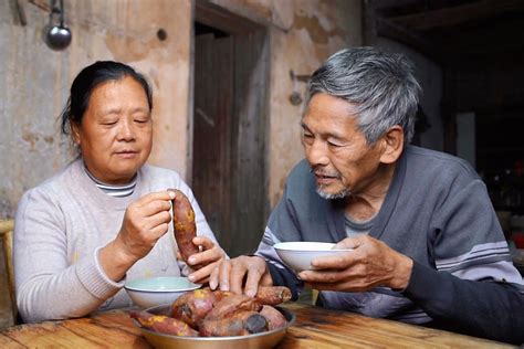 农村人吃饭不讲究，孩子们不在家，看老两口晚饭吃的啥_凤凰网视频_凤凰网
