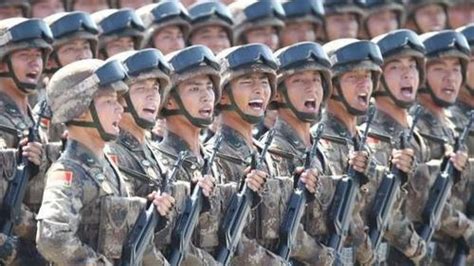 新中国70周年大阅兵，陆军方队接受检阅，正步劈枪威武霸气！_新浪新闻