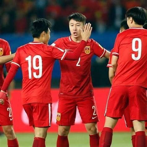 中国足球队:我们会更加努力_东方体育
