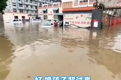 盘点那些河南洪灾救援温情瞬间_凤凰网视频_凤凰网