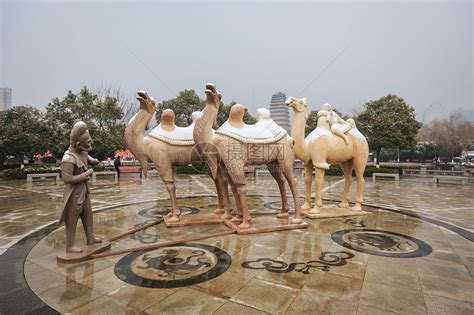 新年中的小雁塔景区骆驼雕塑高清图片下载-正版图片501188373-摄图网