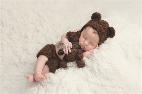 三周大的新生男婴戴着棕色的钩针编织熊帽和短裤高清图片下载-正版图片502949617-摄图网