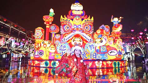 高清图片：火树银花夜上海 姹紫嫣红黄浦江