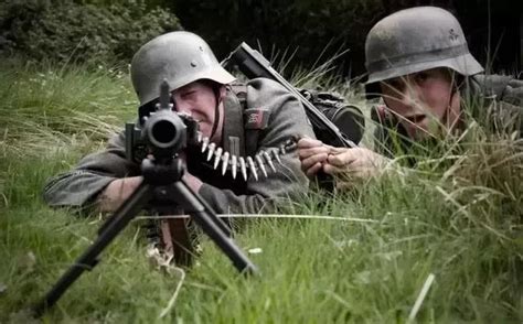 德国MG42机枪，堪称二战最优机枪之一，但前提是弹药充足|德军|机枪|步兵_新浪新闻