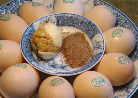 南京知名的小吃“活珠子”，与毛鸡蛋有何不同？为何专家不建议吃