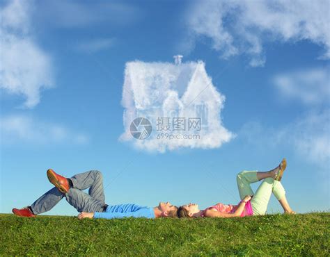 夫妻躺在草地上梦见房子高清图片下载-正版图片503215576-摄图网