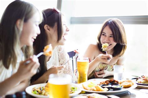 食物自助餐上的女人高清图片下载-正版图片320007324-摄图网