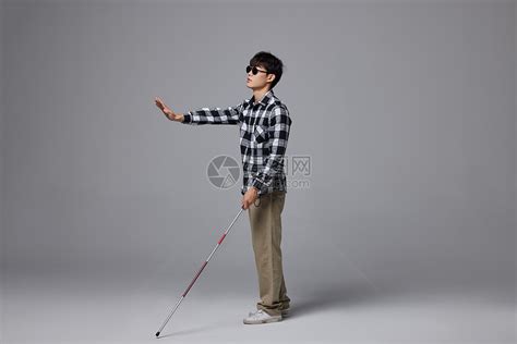 手拿盲杖的视障盲人形象高清图片下载-正版图片501998778-摄图网