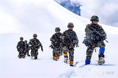 新疆：边防官兵踏雪巡逻-人民图片网