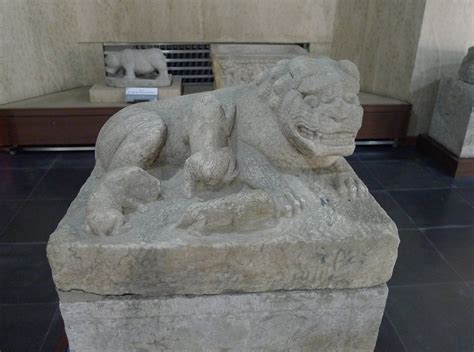 广州有一对超过“350岁”石狮，是内控文物，游客：细看是4只狮子_公园前