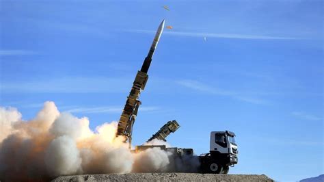新一轮攻势已打响，大批伊朗造导弹发射升空，向美军发出战争警告_凤凰网视频_凤凰网