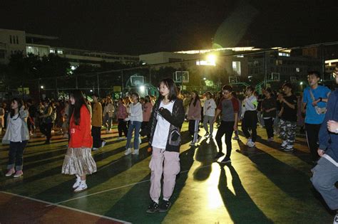傍晚，滨河公园跳广场舞的人们|滨河公园|广场舞|白衣_新浪新闻