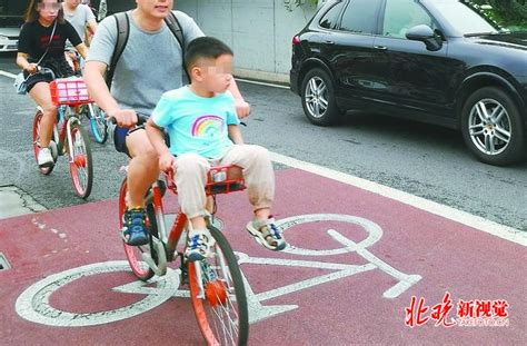 小男孩草坪上骑单车高清图片下载-正版图片501626124-摄图网