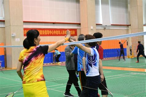 宁波市全民健身中心举行中老年人羽毛球交流赛