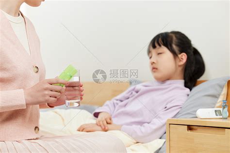 妈妈照顾生病卧床的女儿高清图片下载-正版图片507697469-摄图网