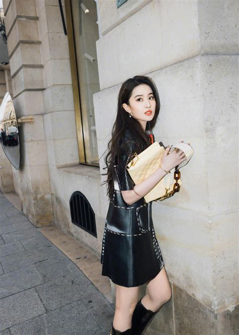 刘亦菲今日巴黎时装周看秀造型 皮革裙装搭长靴，酷美茜茜
