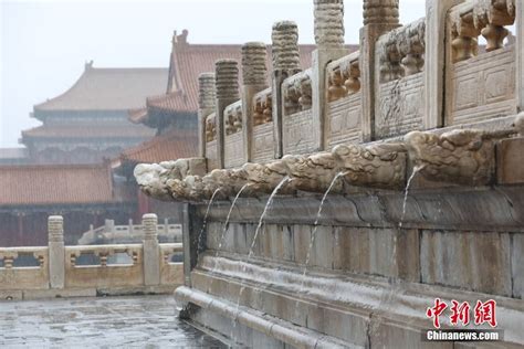 雨中游故宫未见九龙吐水，游客们却这样说……_新浪新闻