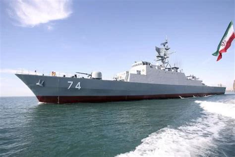 开火了！美军巡逻艇向多艘伊朗快艇射击警告_荔枝网新闻