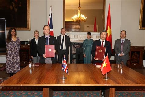 组图：《越南与英国自由贸易协定》正式签署 | 时政 | Vietnam+ (VietnamPlus)