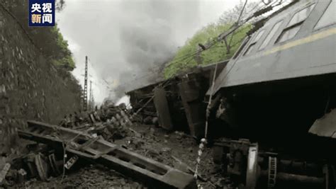 7年前甬温线高铁列车追尾相撞，血泪教训，画面惨烈！一想脊背都发凉