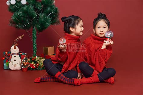双胞胎小女孩过圣诞节拿水晶球高清图片下载-正版图片501801167-摄图网