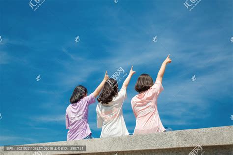 拿鲜花的三个小女孩图片免费下载_红动中国