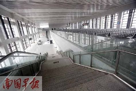 广西贵港高铁站ETFE膜结构雨棚钢结构首吊
