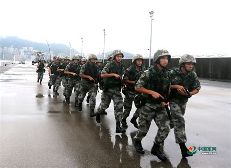 解放军驻港部队在警察学院教授中式队列，多个纪律部队参与 图源：“东网|ZZXXO