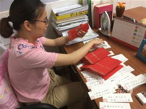 福州小学三年级至五年级学生复课 老师向学生发红包送礼物-贵州网