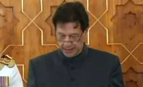 巴基斯坦新总理宣誓就职 妻子罕见公开露面_手机凤凰网