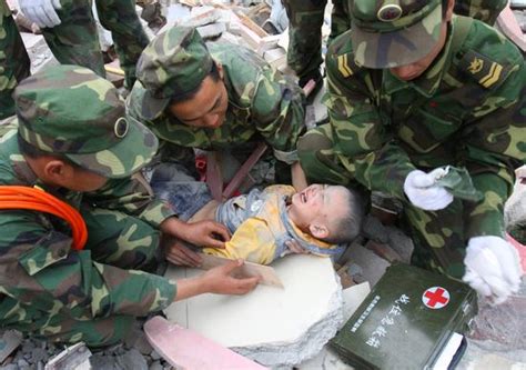 图文：武警战士抢救受伤的儿童_新闻中心_新浪网