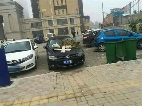 邢台123：治摆乱停车司机又出新“方法”，邢台隆尧这位司机乱停车被人在车上倒上了垃圾、石头