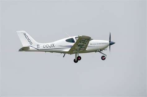 AG100适航验证机首飞成功
