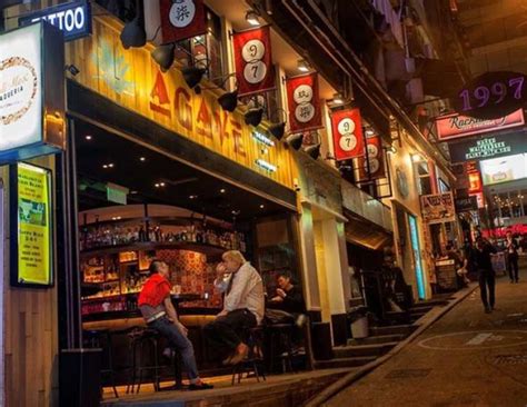 成都兰桂坊酒吧一条街，高楼林立、酒吧迷离，霓虹灯闪烁！ - 可可DJ音乐网