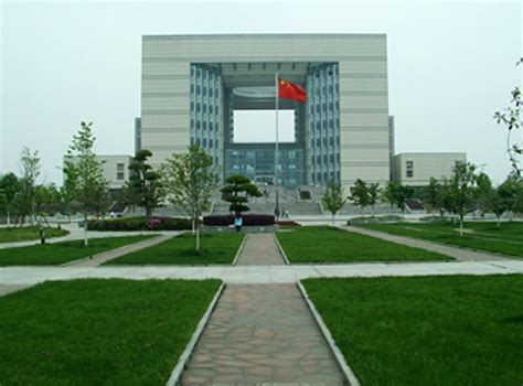 湖北中医学院教学楼（2003年黄鹤奖）