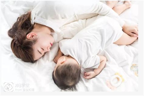 新生儿和妈妈一起睡好，还是单独睡小床更好？听听专家怎么说|宝宝|宝妈|小床_新浪新闻