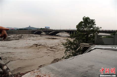 四川江油青莲老石拱桥最后一段被洪水冲垮_国内新闻_环球网