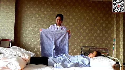 养老护理员技能——如何正确为卧床老人更换衣物_腾讯视频