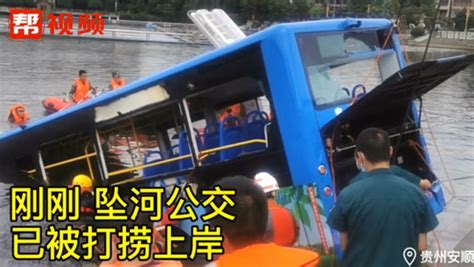 贵州安顺载有学生大巴落水：途经多个学校站点，已救援出18名受伤人员|界面新闻 · 中国