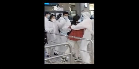 重庆一女子过安检不配合防疫掌掴工作人员 目击者：后来被警察带走了(含视频)_手机新浪网
