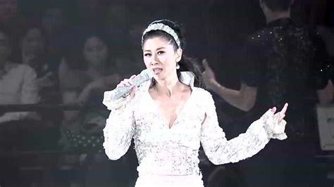 叶倩文当评委上台示范唱歌表演，开嗓惊人你还记得她吗？_腾讯视频