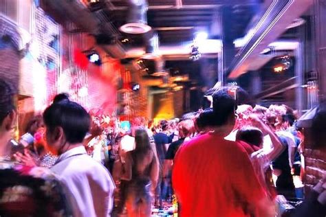 在曼谷去体验亚洲最顶级夜总会，这里是世界最喧闹的派对城市之一